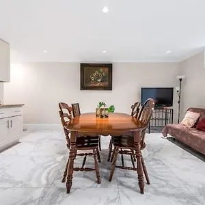  Apartment 温哥华中心舒适宁静的独立2房1卫休闲体验 2235