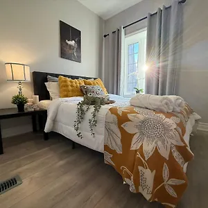 3-bedroom House In Little Italy Downtown-free Parking , Toronto Canada